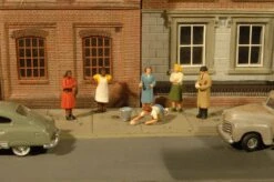 Bachmann 33167 O Scale Sidewalk People