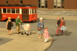 Bachmann 33159 O Scale Strolling Figures
