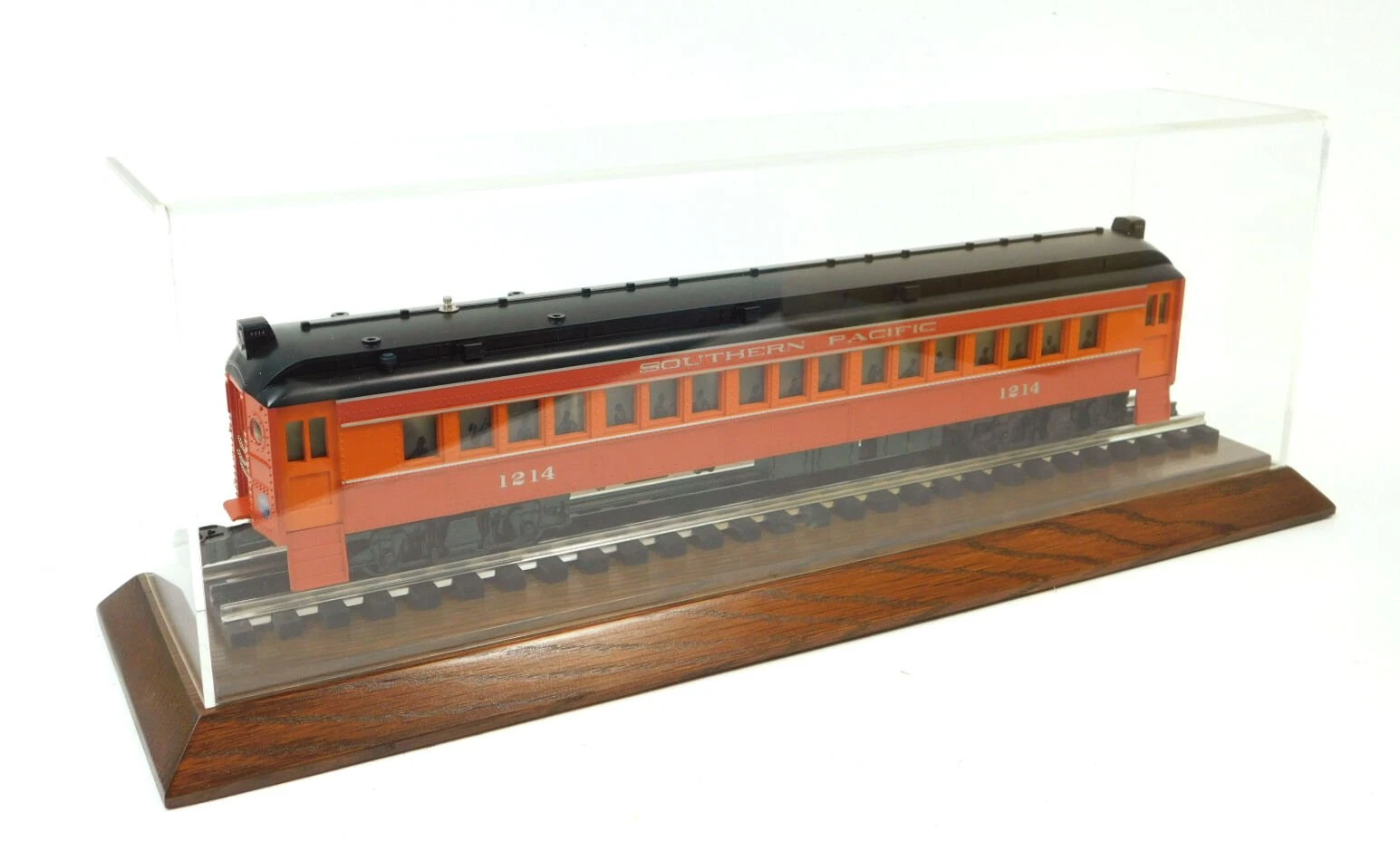 Used Lionel 6-18352 JC Penney TMCC Southern Pacific Commutor Car W/Display Case & Box 3 Used Lionel 6-18352 JC Penney TMCC Southern Pacific Commutor Car W/Display Case & Box